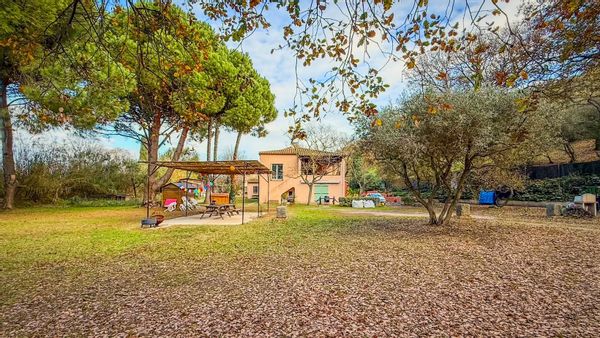 Maison avec jardin arboré de 7500m² sans vis-à-vis à proximité du centre ville et de la côte