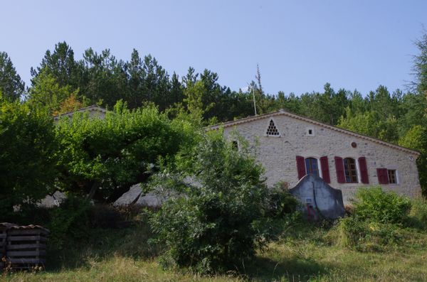 c'est une ancienne ferme rénovée entourée de montagne, prés d'une rivière, en pleine nature