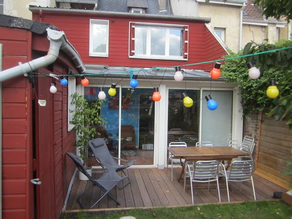Maison avec jardin plein sud et vue dégagée, au calme, à 7 mn à pied de l hyper centre.