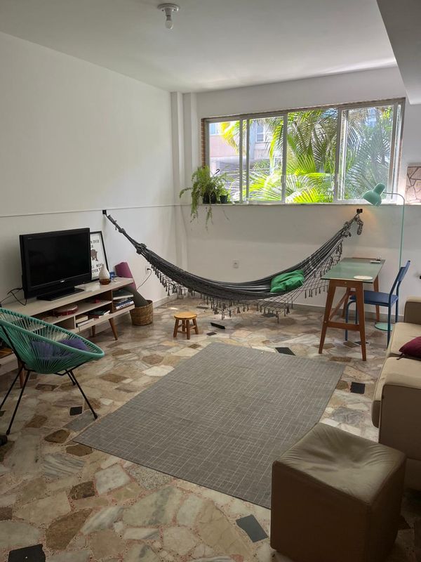 Caroline's private room is located in the bohemian area of Botafogo and very close to Sugar Loaf.