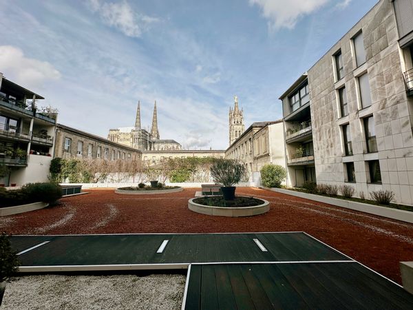 Appartement calme avec terrasse face à Pey Berland, au cœur de Bordeaux