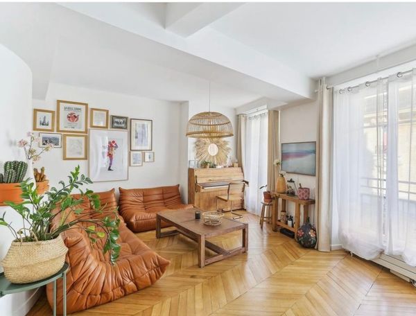 L'appartement est en plein coeur du marais, à deux pas du métro république.