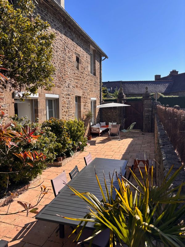 Maison familiale idéalement située, à la sortie de Saint Malo et a 10 min de ses plages !