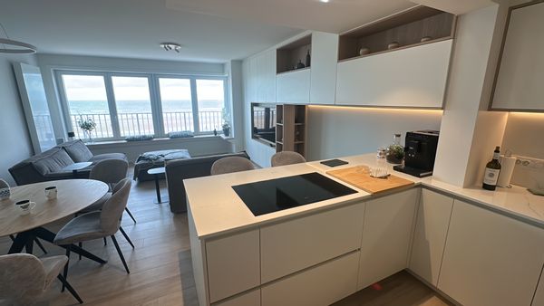 Renovated appartment ('25), frontal seaview  (2nd) & view on the new casino; 20' driving from Bruges