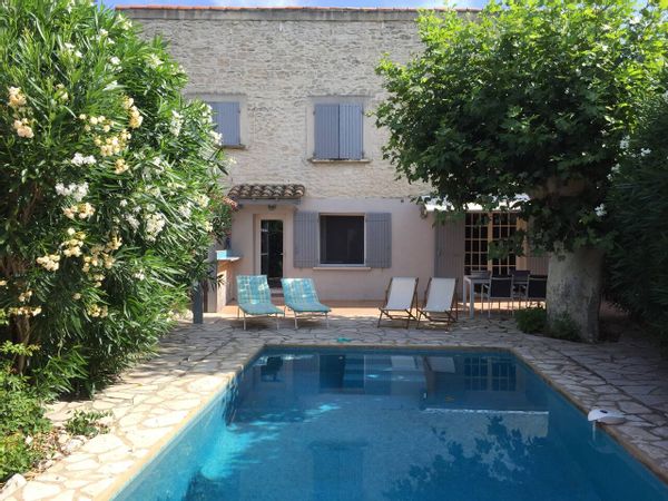 Vaste maison en pierre du XIXème, avec piscine, en campagne et a 10 minutes du centre d'Avignon