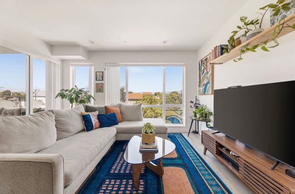 Sunny, Mid-century, & Near Metro / Universal Studios