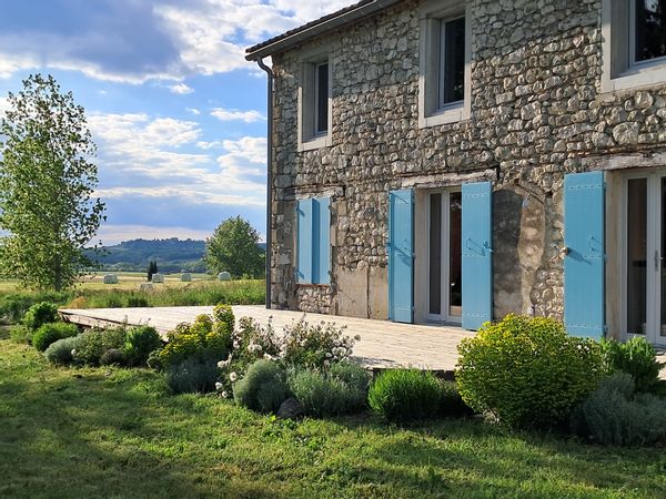 La maison de Claire et Jean Philippe est située en pleine campagne, dans une grange aménagée.