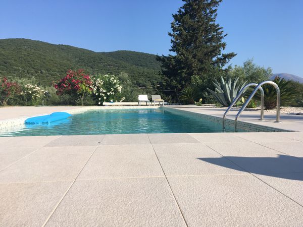 villa con piscina e giardino privato  vicino al mare con vista spettacolare