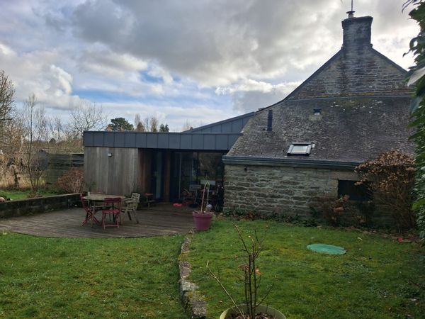 Maison en pierre de Julien, Sandra Arthur et Anna au coeur d'un village fleuri