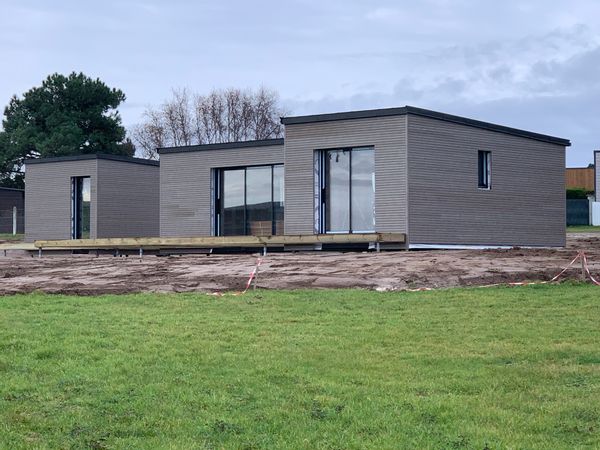La maison en bois de Pierre avec sa grande terrasse face à la mer
