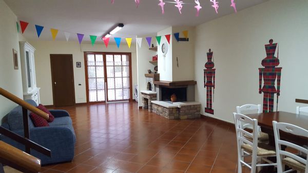 Casa/tavernetta per coppie o famiglie in quartiere residenziale nei pressi di 2 supermercati.