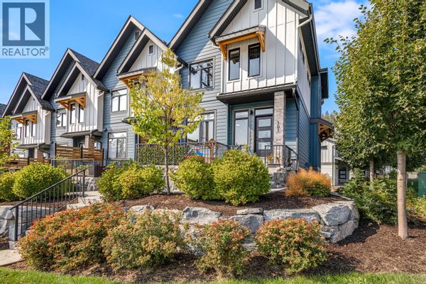 Family-friendly townhouse in Glenmore neighbourhood.