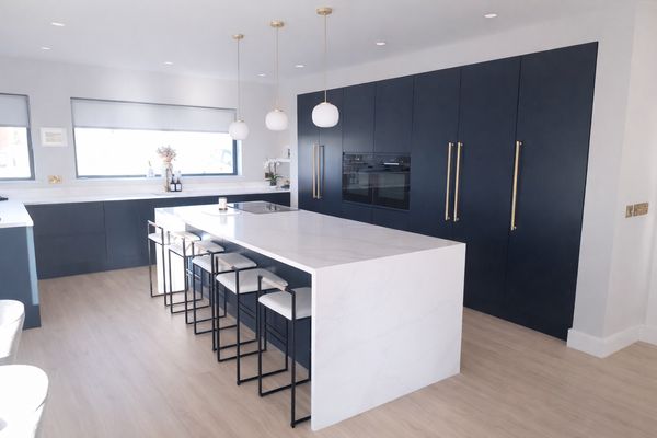 Modern 4-bed home in Innishannon, Gateway to West Cork.Village life with city, beaches, golf & walks