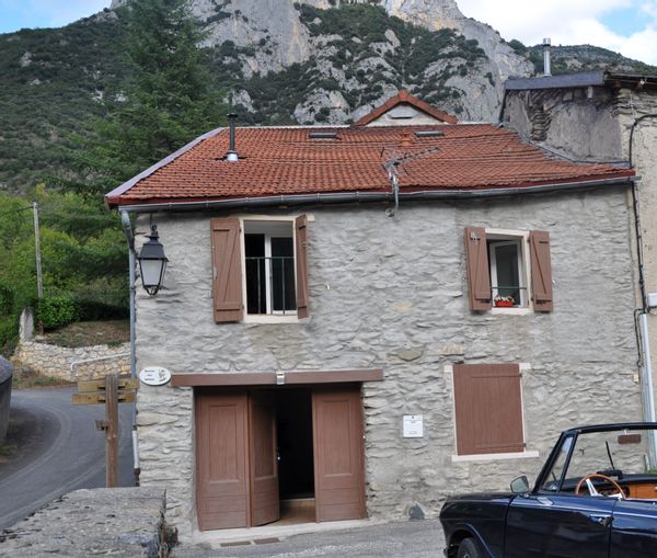 maison de montagne dans un village, jolie vue sur les montagnes, région Pyrénées en Ariège