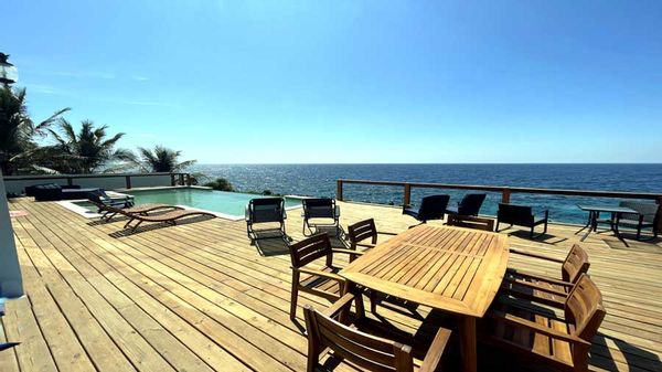 Casa Flomingo Roatan Vacation Rental on the Ocean. 15 minute walk to West Bay Beaches and Restaurant