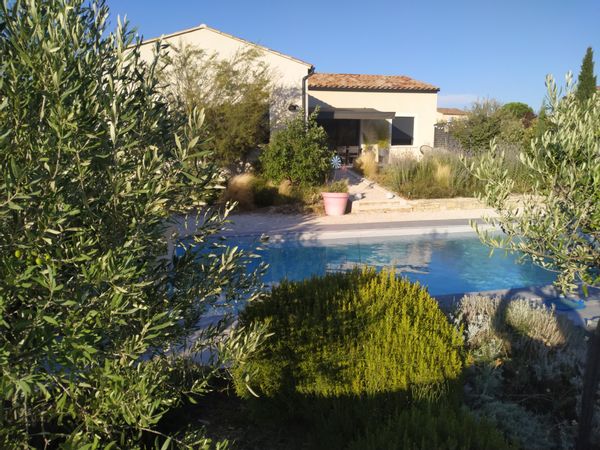Maison contemporaine avec piscine, vue sur le massif du Luberon