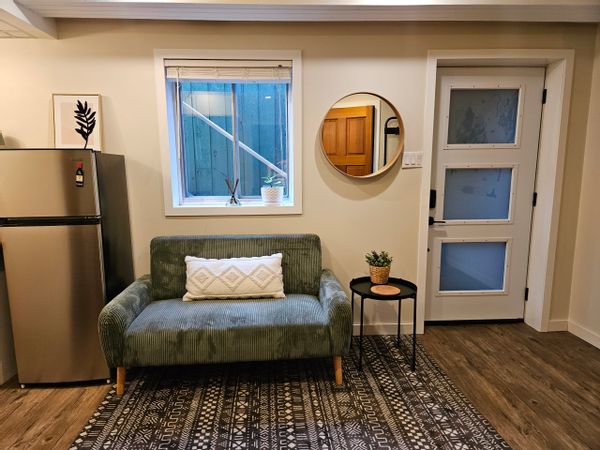 D's Suite: 1 bedroom basement suite conveniently located in the heart of Jasper National Park.