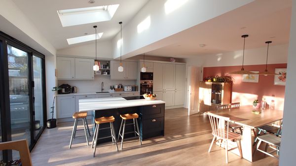 Bright and specious 4-bed home in Walton on Thames, Surrey, UK (30mn from London by train)