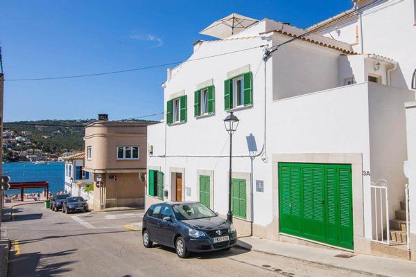 Casa dúplex frente al mar, situada en el corazón del Puerto de Andratx, Baleares.