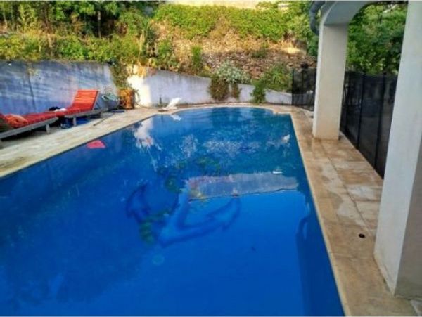 La villa marine de Sète avec vue sur la lagune de Thau.