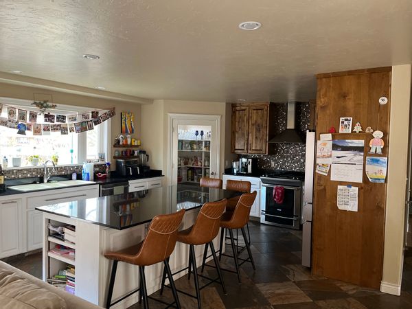 Family friendly home for outdoor adventure! Hot tub, gym, and walkable to riverfront trails.