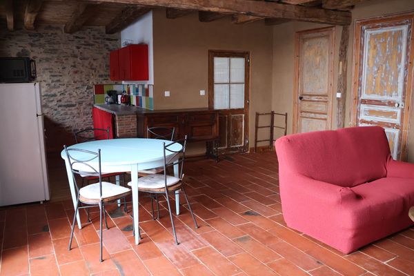 Le logement rénové de Marie Hélène est un logement dans un ancien corps de ferme au calme