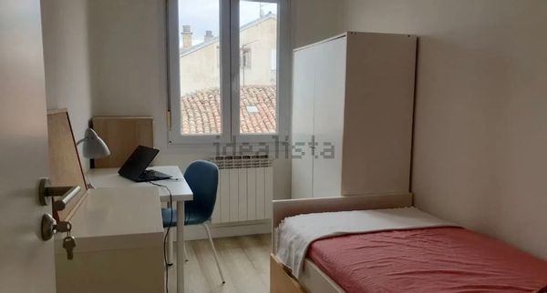 Habitación privada en piso de 2 dormitorios.