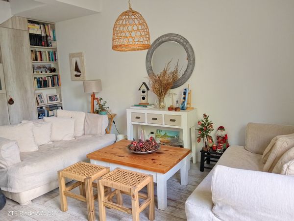 Cozy house near the river and at walking distance to fancy restaurantes, cafés, museums and shops.