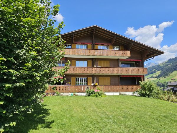 Dachwohnung mit 2 Schlafzimmern, Küche, Bad. Balkon mit unvergleichlicher Aussicht.