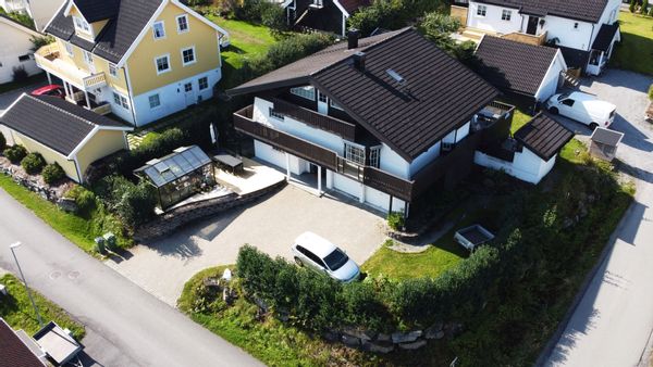 Modern tyrolean house with 4 bedrooms, 4 bathrooms. With a greenhouse, cat and a few cute hens!