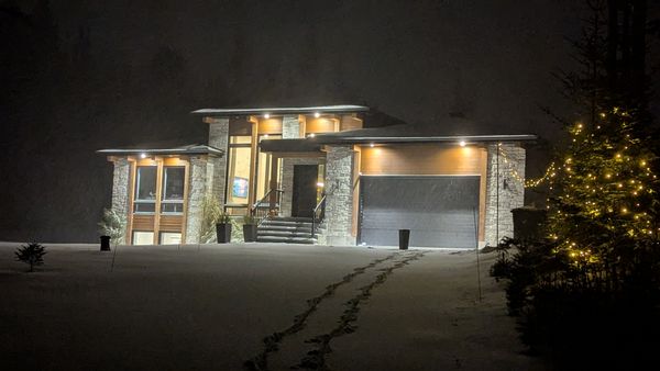 Quiet, light-filled country home, dog- and family-friendly