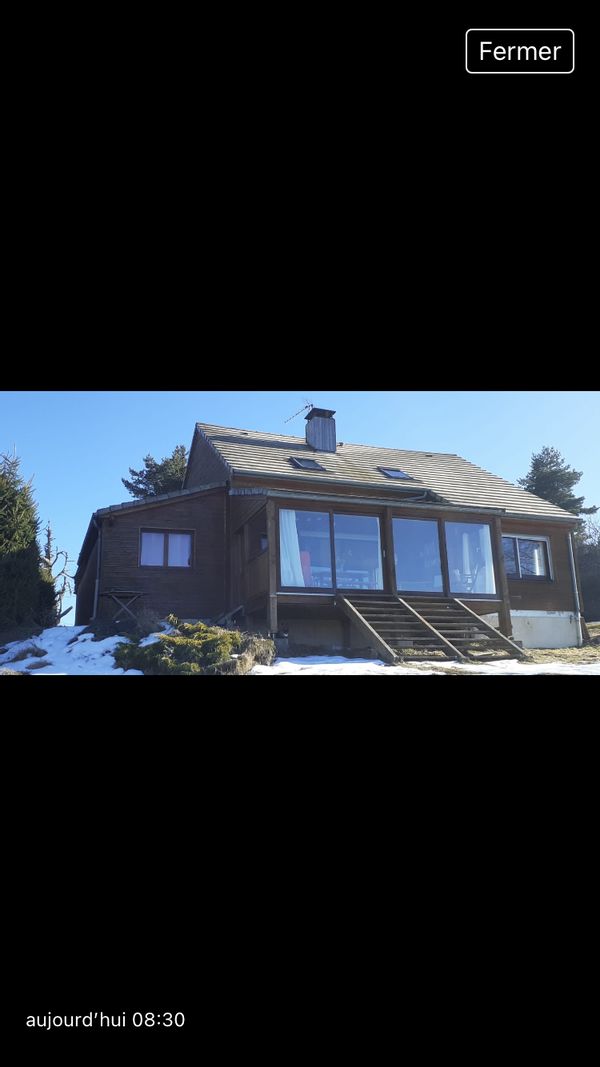 Maison en pleine nature avec vue sur la forêt.