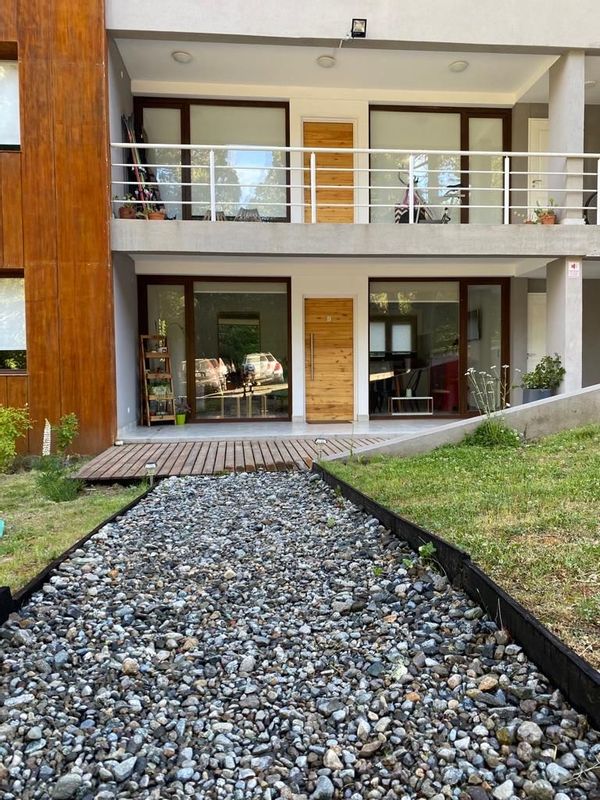 Refugio tranquilo en Bariloche: bosque enfrente, privacidad y luz natural