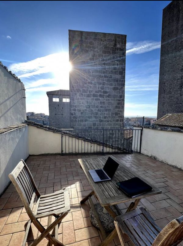 Appartement médiéval avec grande terrasse donnant sur les tours anciennes
