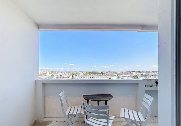 Chambre calme proche de la gare Part-Dieu + Vue