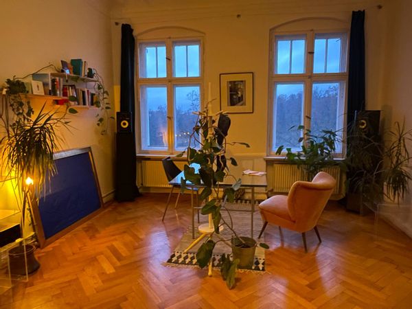 Cozy and stylish room in typical Berlin "Altbauwohnung" with great view over Viktoriapark