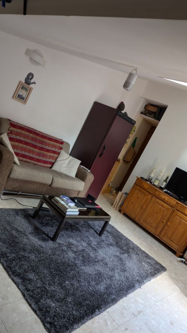 Petit Studio avec belle Terrasse face à la bonne mère :)