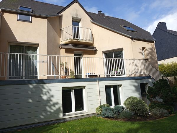 La maison de ROZENN est située en ville proche de tous commerces et au milieu des arbres et rivière.