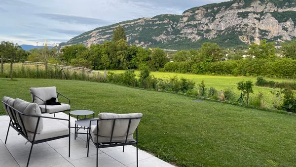 A Haven of Peace on the Doorstep of Geneva: Exceptional View, Garden next to the Horses