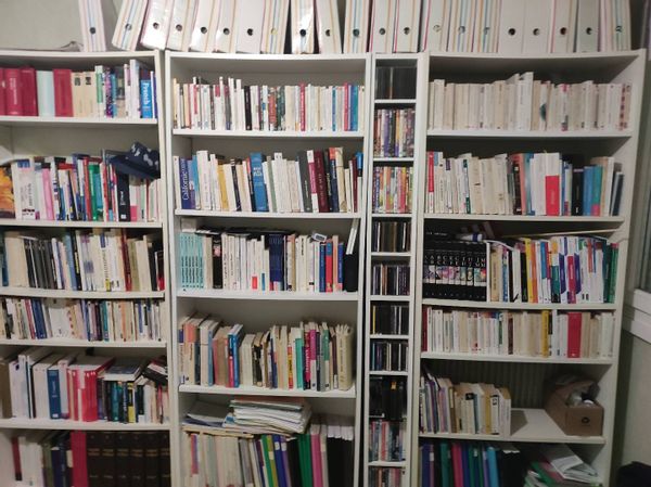 Située à quelques pas du centre ville historique de Rennes, elle vous accueille dans son charme et son élégance, loin des bruits de la route dans un confort convivial . Elle donné sur un accès direct à l'autoroute mais aussi aux magasins, à la salle des sports, à la piscine et au terrain de football. Soyez les bienvenus avec votre famille...