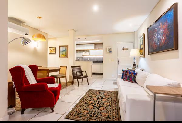 Localização próximo ao mar: 30 metros da praia do Leblon. Portaria 24 horas .  Dois quartos.