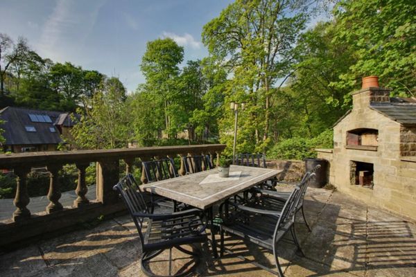 Dan and Anna's house with hot tub, 20 mins walk from Hebden Bridge, beside acres of woodland.