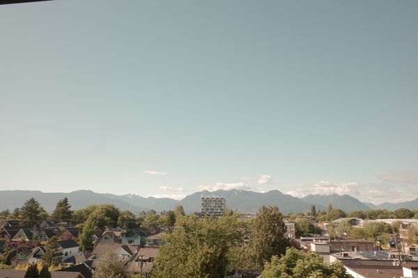 Trendy Commercial Drive 2 Bedroom Apt with Panoramic Mountain Views ⛰️