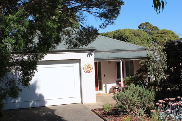 Comfortable living in coastal style. Cafes, restaurants, countryside and wineries nearby.