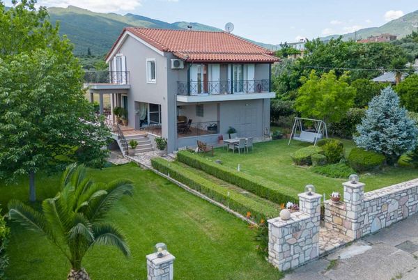 Efthymios's house is  a 3 bedroom - 2 bathroom and a lush garden - Family and children - friendly