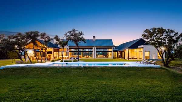 Texas hill country home with 290° views. Five minutes to charming Wimberley. Pool, hot tub -