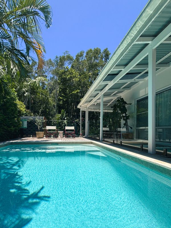 Peaceful Byron Bay home backing onto forest - walk to beach, shops & parks