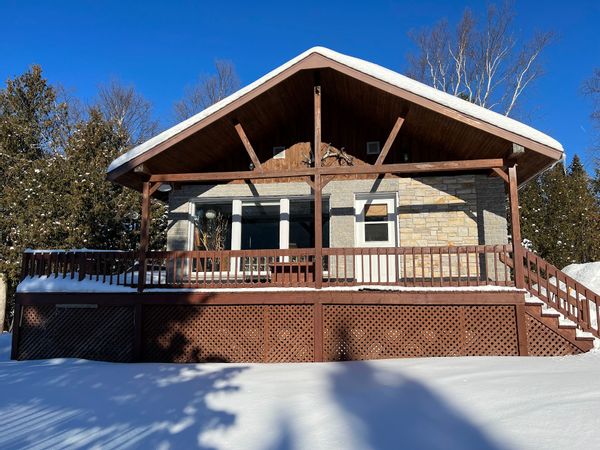 Chalet en bordure du lac St-Francois dans le Bas St-Laurent, grand terrain intime