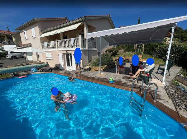 Gran villa (180 m² total) con vistas panorámicas, piscina climatizada, cine + apart. independiente