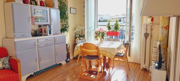 Bright, typical Parisian 2-bedrooms apartment in the Père Lachaise Nation district